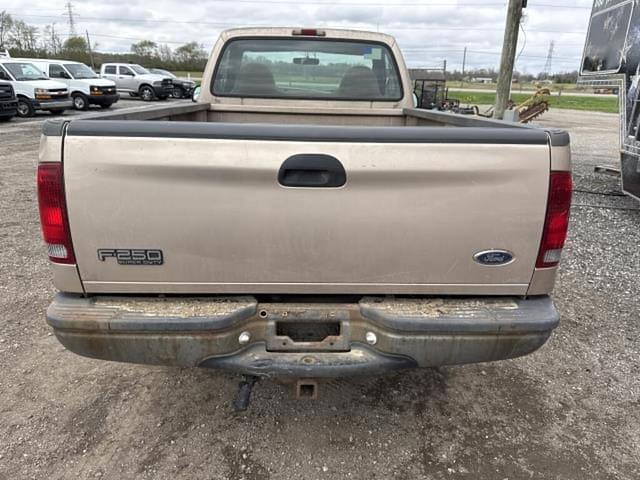 Image of Ford F-250 equipment image 2