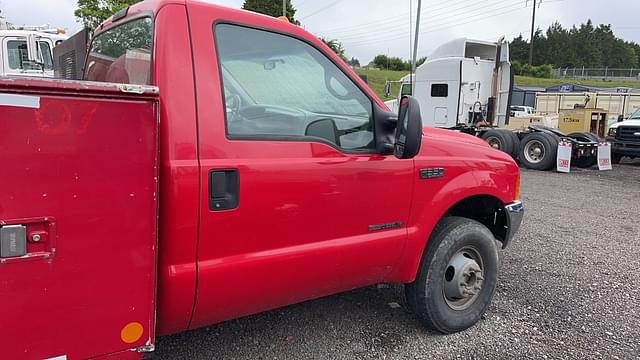 Image of Ford F-350 equipment image 3