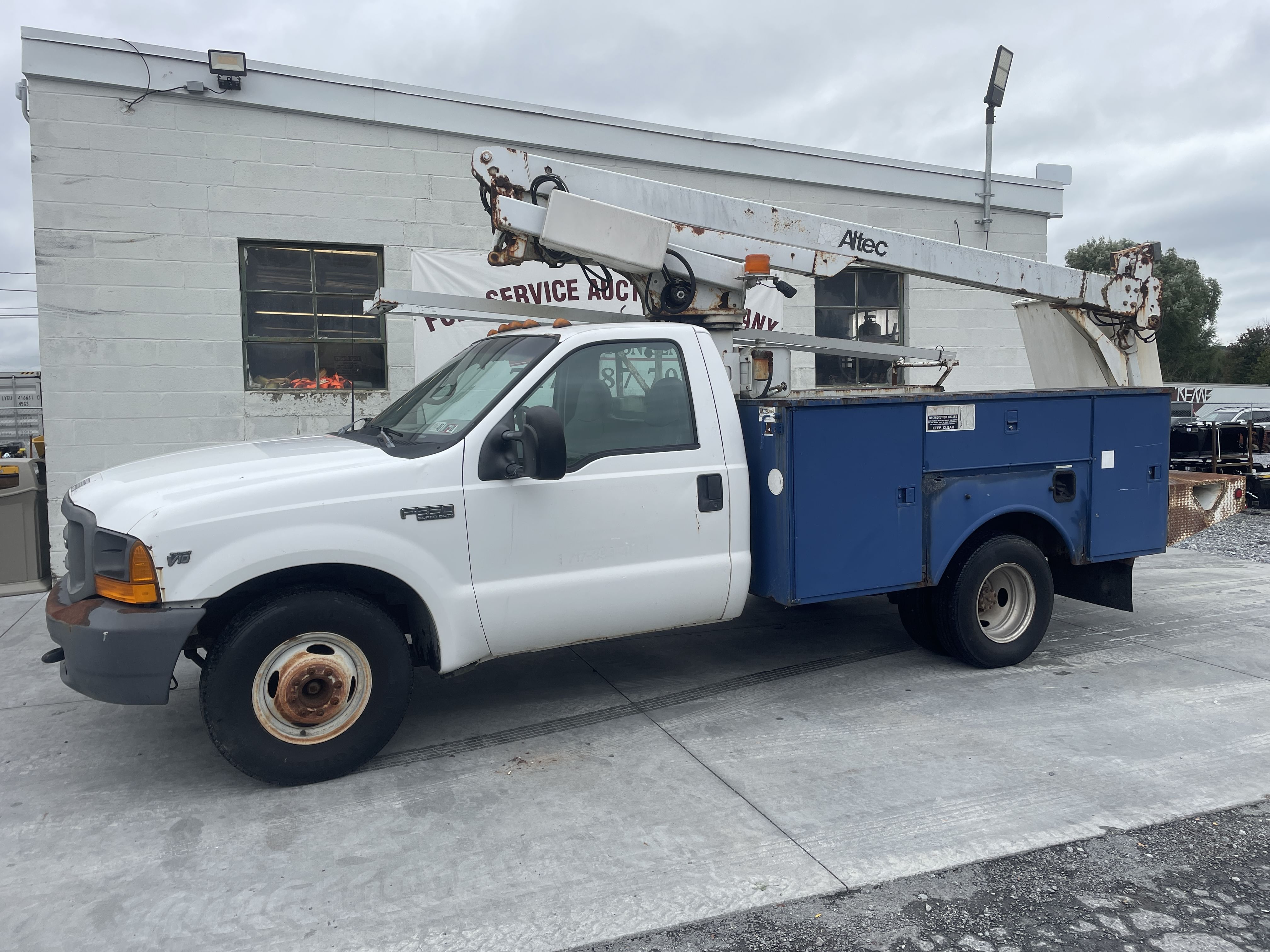 1999 Ford F-350 Equipment Image0