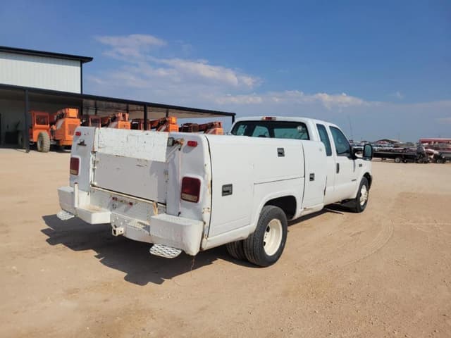 Image of Ford F-350 equipment image 4