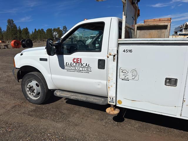 Image of Ford F-550 equipment image 4