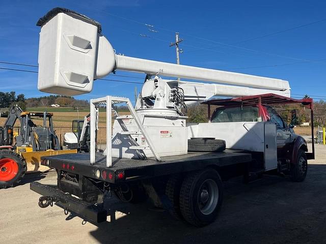 Image of Ford F-750 equipment image 4