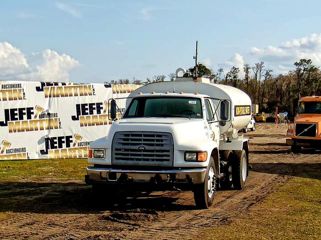 Image of Ford F-800 equipment image 1