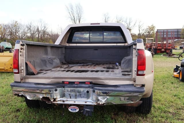 Image of Ford F-350 equipment image 3