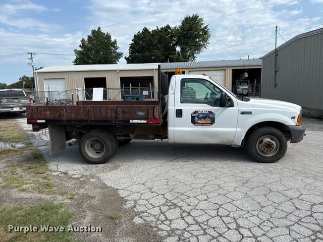 Image of Ford F-350 equipment image 2