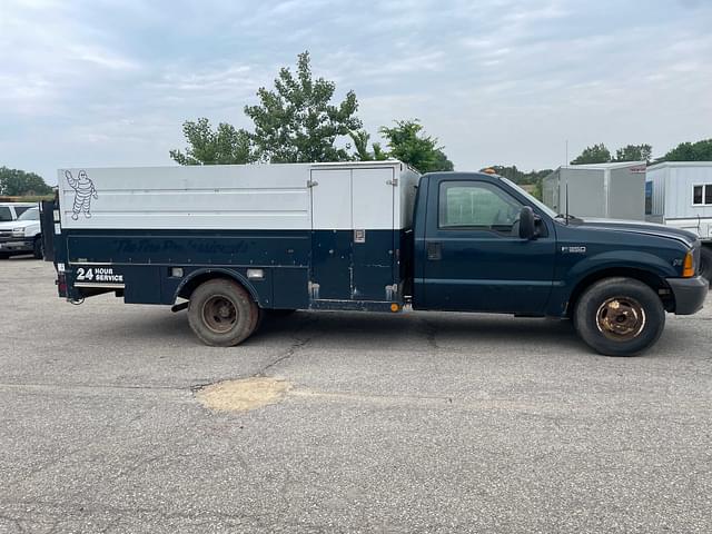 Image of Ford F-350 equipment image 3