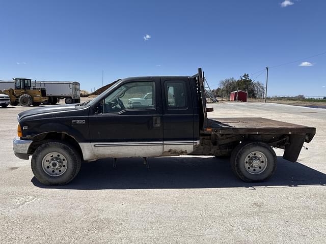 Image of Ford F-350 equipment image 2