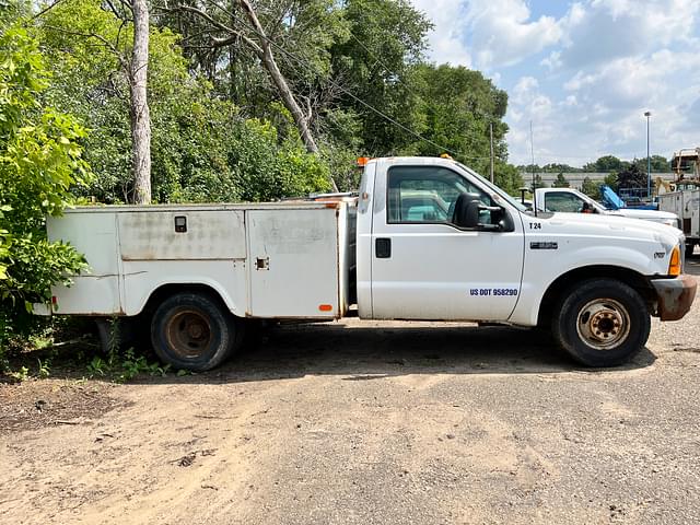 Image of Ford F-350 equipment image 3