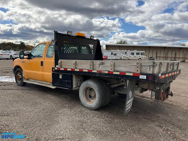 Image of Ford F-350 equipment image 2