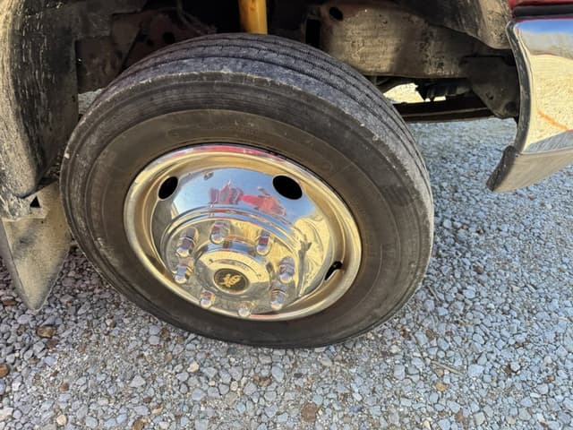 Image of Ford F-450 equipment image 3