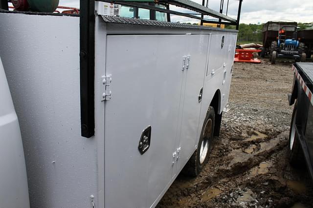 Image of Ford F-550 equipment image 4