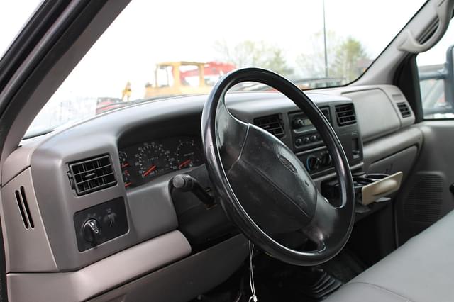 Image of Ford F-550 equipment image 3