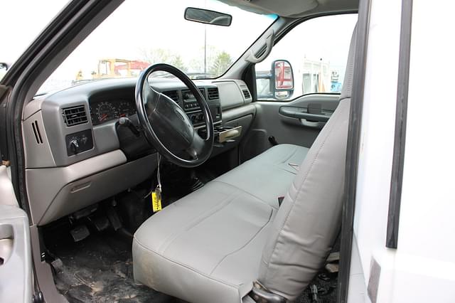 Image of Ford F-550 equipment image 2