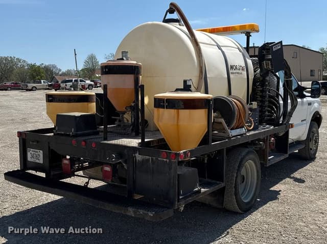 Image of Ford F-550 equipment image 4