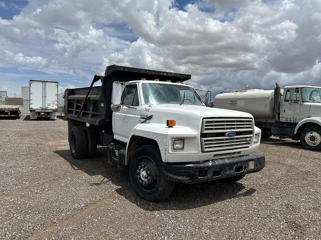 Image of Ford F700 equipment image 3