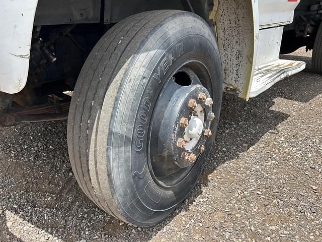 Image of Ford F700 equipment image 4