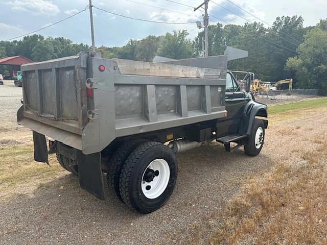 Image of Ford F-750 equipment image 4