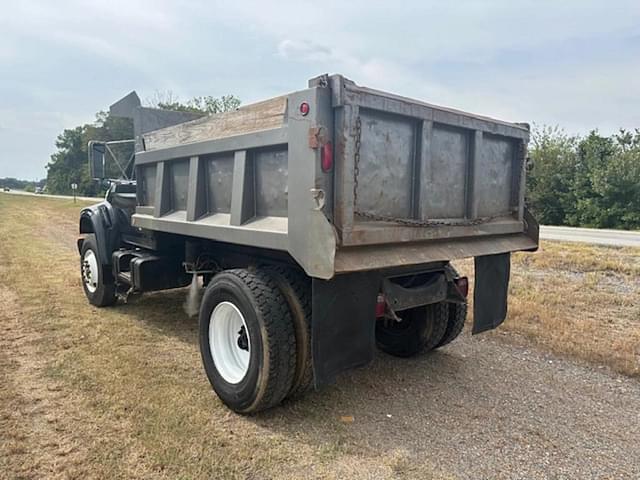 Image of Ford F-750 equipment image 2