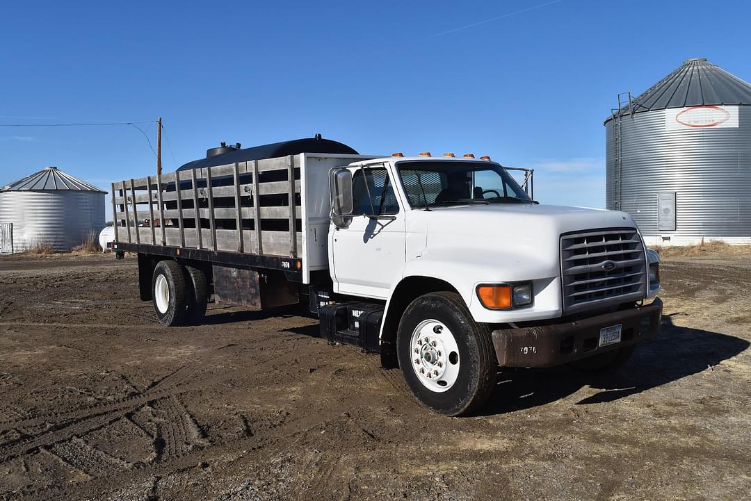 Image of Ford F-800 Primary image