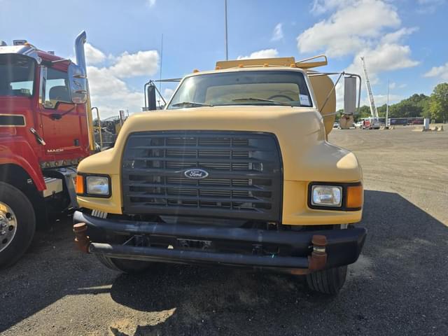 Image of Ford F-800 equipment image 1