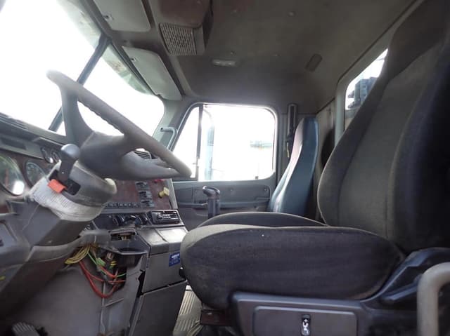 Image of Freightliner Century Class equipment image 4