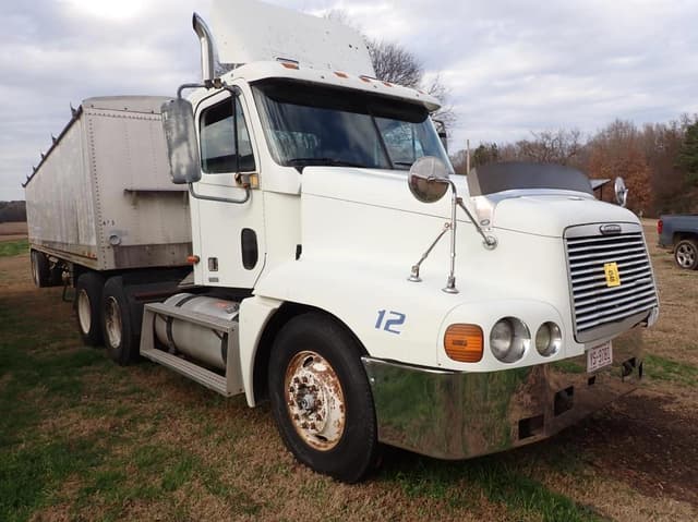 Image of Freightliner Century Class equipment image 1