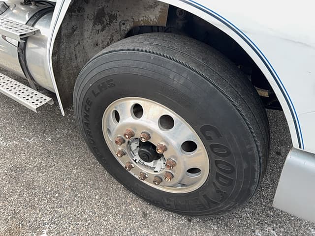 Image of Freightliner FL112 equipment image 3