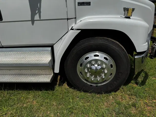 Image of Freightliner FL60 equipment image 4
