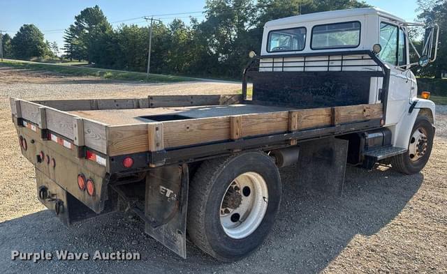 Image of Freightliner FL60 equipment image 4