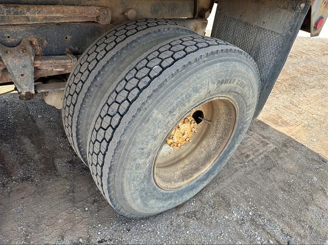 Image of Freightliner FL70 equipment image 3