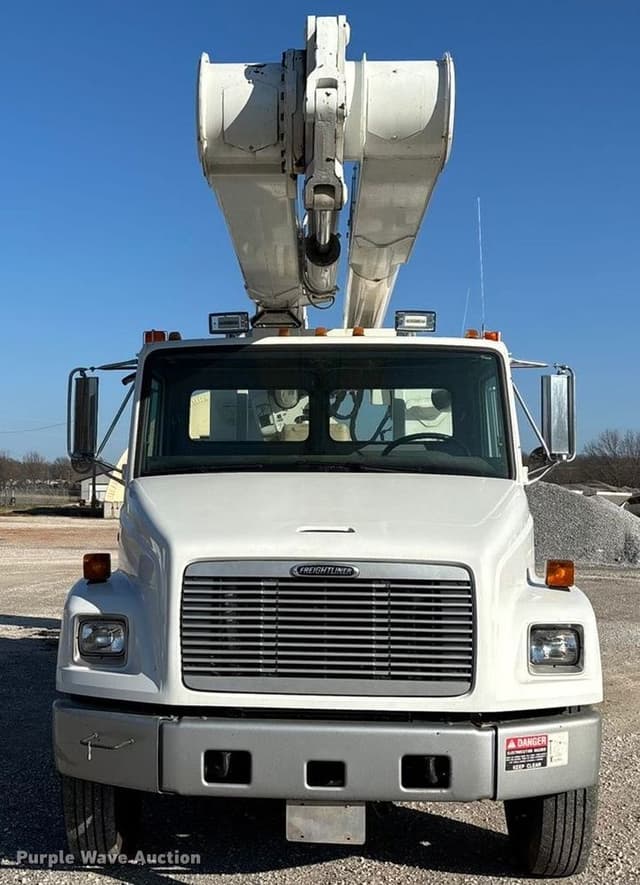 Image of Freightliner FL70 equipment image 1