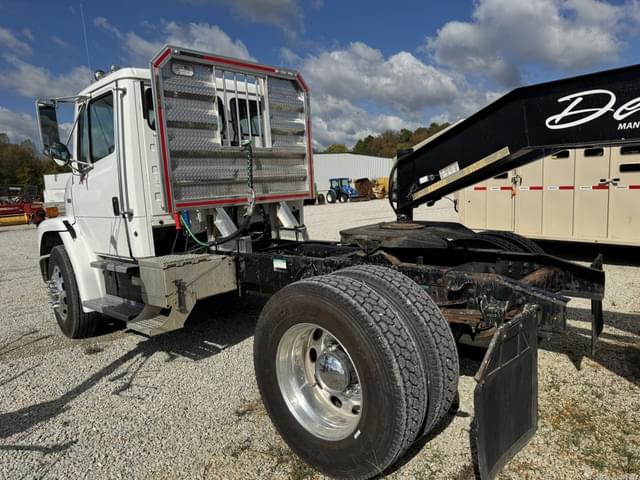 Image of Freightliner FL70 equipment image 4