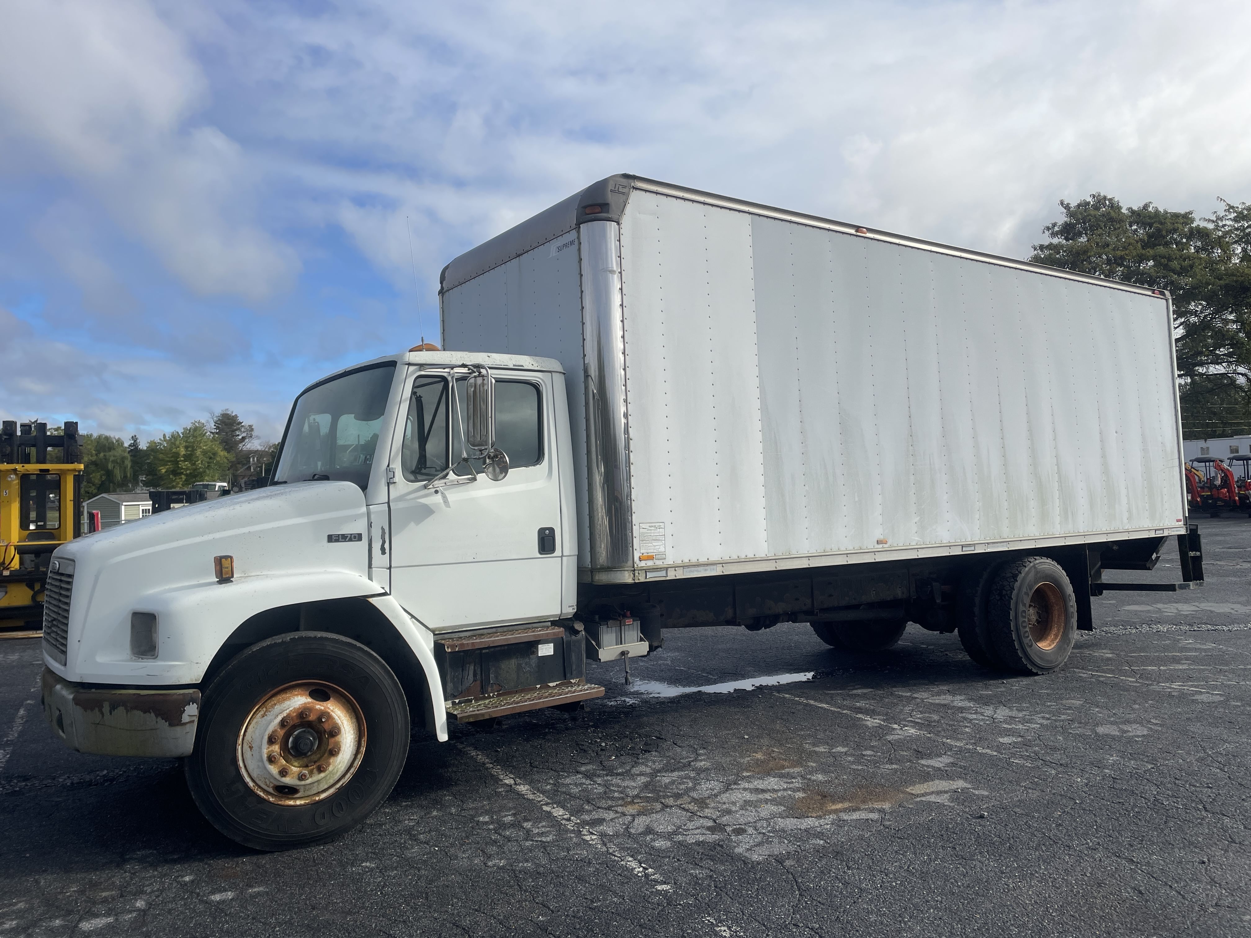 1999 Freightliner FL70 Equipment Image0
