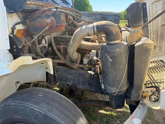 Image of Freightliner FL70 equipment image 2