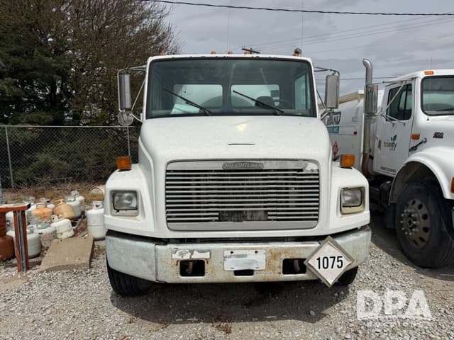 Image of Freightliner FL70 equipment image 3