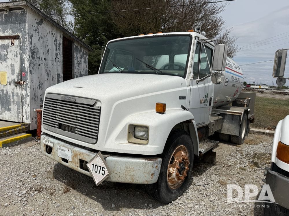 1999 Freightliner FL70 Equipment Image0