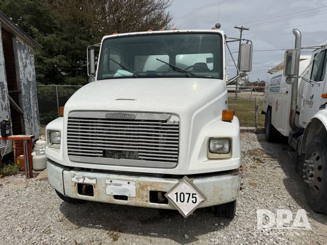 Image of Freightliner FL70 equipment image 2