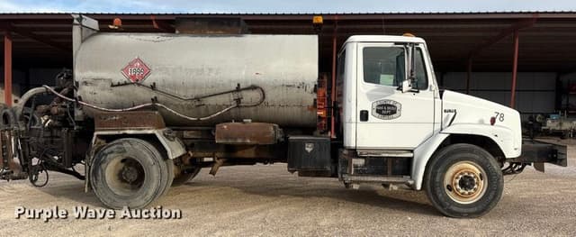 Image of Freightliner FL70 equipment image 3