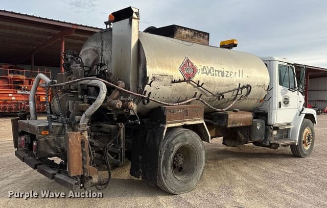 Image of Freightliner FL70 equipment image 4