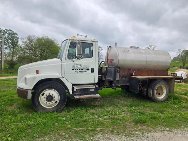 Image of Freightliner FL70 equipment image 4