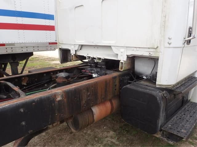 Image of Freightliner FL70 equipment image 4