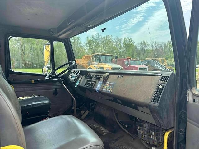 Image of Freightliner FL70 equipment image 4