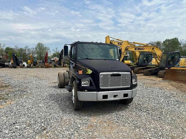 Image of Freightliner FL70 equipment image 3