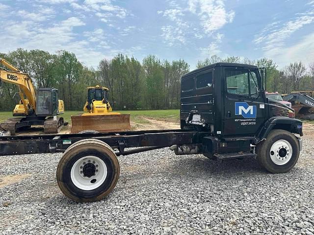 Image of Freightliner FL70 equipment image 2