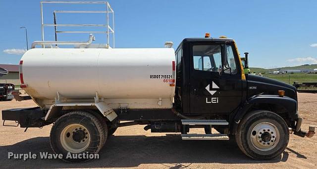 Image of Freightliner FL70 equipment image 3