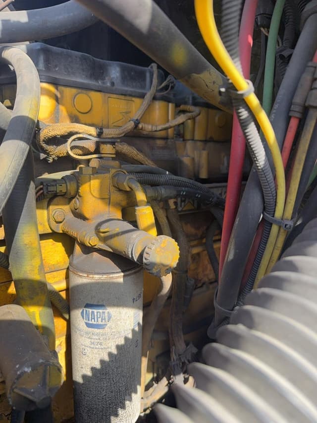 Image of Freightliner FLC112 equipment image 2