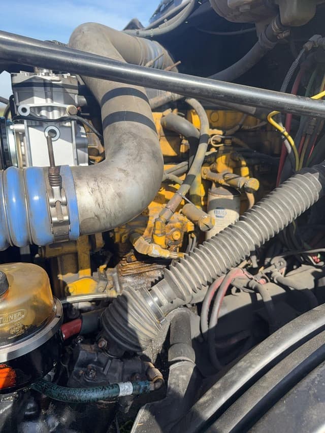 Image of Freightliner FLC112 equipment image 1