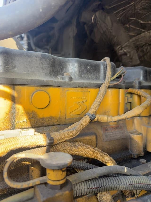 Image of Freightliner FLC112 equipment image 3