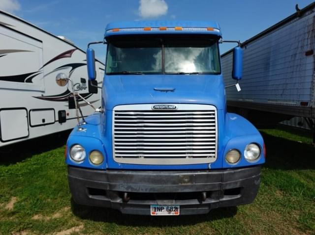 Image of Freightliner FLC112 equipment image 4