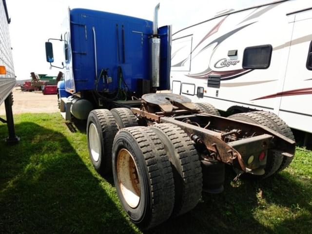 Image of Freightliner FLC112 equipment image 3